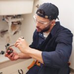 Problem z przeciekającym przyłączem elastycznym do baterii – wymiana węża i uszczelek