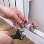 Problem z przeciekającym zaworem spustowym w grzejniku łazienkowym – wymiana uszczelki