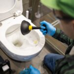 Problem z przeciekającym złączem giętkim przy spłuczce – wymiana węża i uszczelek