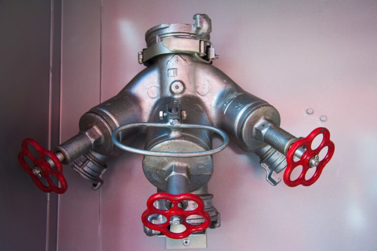 Problem z zablokowanym kranem głównym w piwnicy – odblokowanie i smarowanie mechanizmu