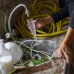 Problem z zatkaną kratką odpływową w tarasie – czyszczenie i udrażnianie kanałów