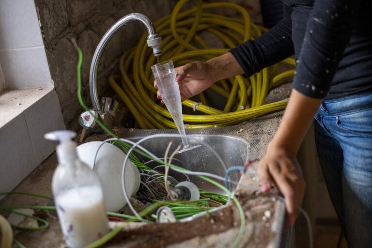 Problem z zatkaną kratką odpływową w tarasie – czyszczenie i udrażnianie kanałów