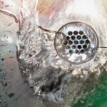 Problem z zatkanym odpływem w brodziku akrylowym – udrażnianie i czyszczenie syfonu