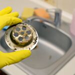 Problem z zatkanym sitkiem w baterii umywalkowej – czyszczenie i konserwacja