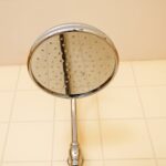 Problem z zatkanym sitkiem w słuchawce prysznicowej – demontaż i czyszczenie perlatora