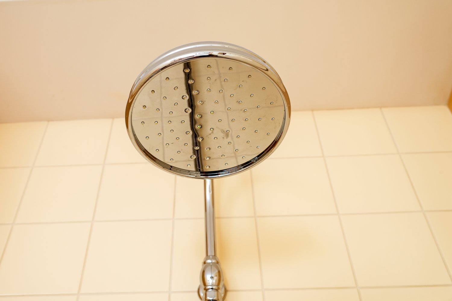 Problem z zatkanym sitkiem w słuchawce prysznicowej – demontaż i czyszczenie perlatora