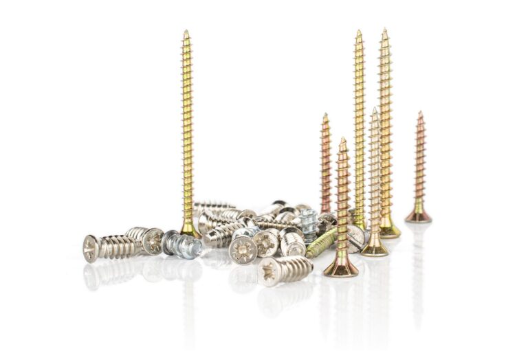 Jak prawidłowo dobrać elementy mocujące do instalacji elektrycznych i hydraulicznych