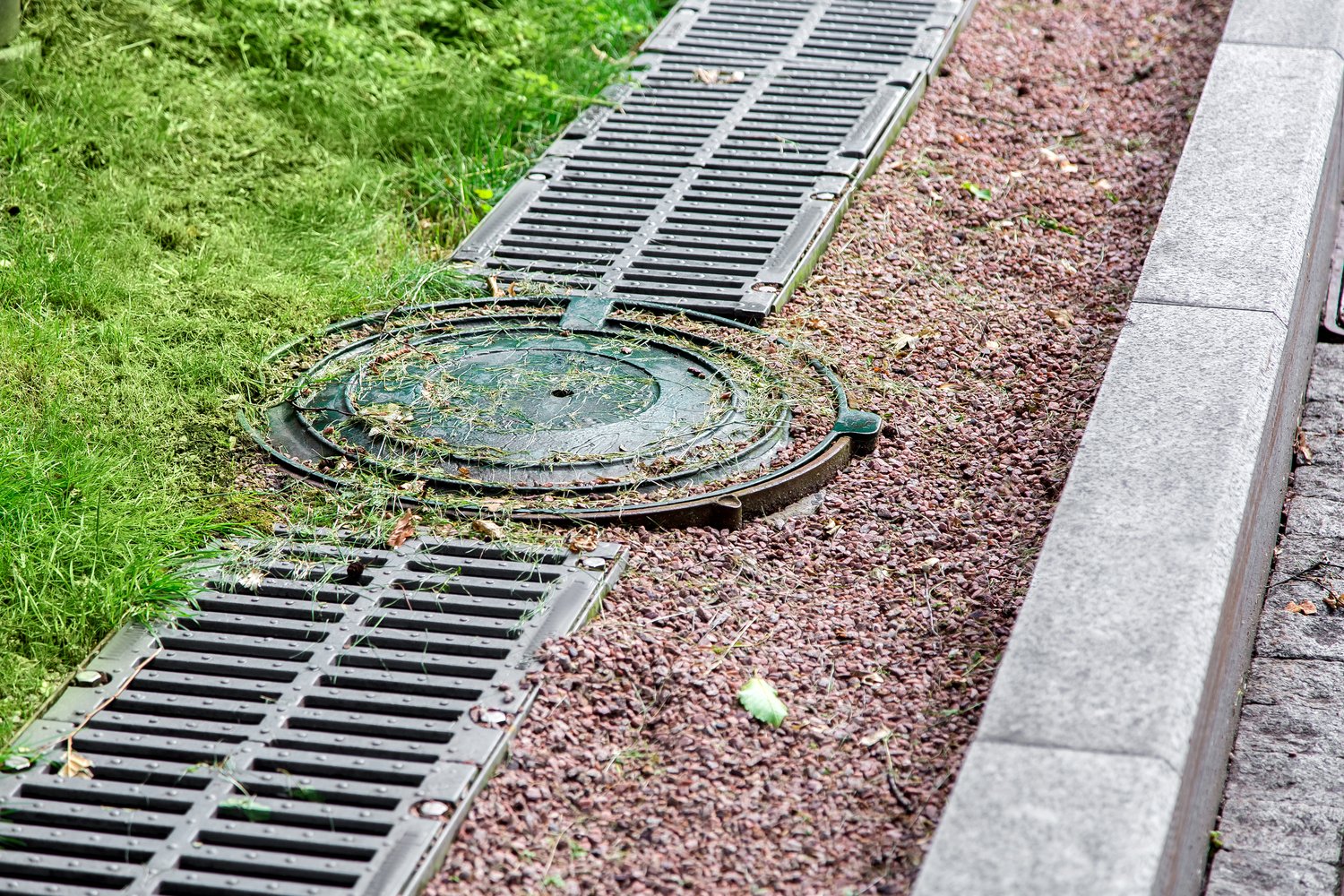 Jak wybrać odpowiednie wpusty uliczne do profesjonalnych instalacji kanalizacyjnych