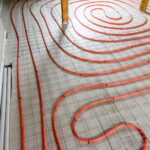 Montaż ogrzewania podłogowego wymaga właściwego doboru rur i systemów instalacyjnych