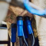 Jak profesjonalnie montować końcówki kablowe w instalacjach elektrycznych