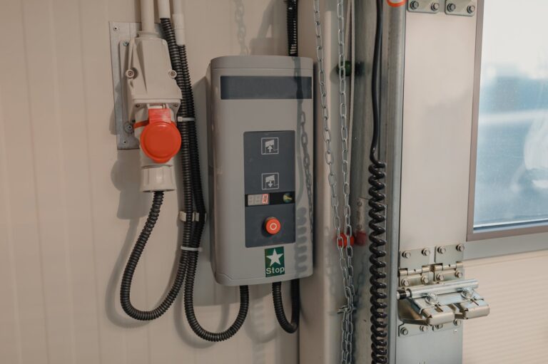 Jak wybrać odpowiedni wyłącznik silnikowy dla jednofazowych urządzeń przemysłowych