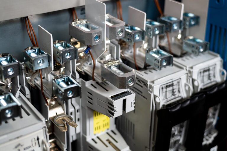 Jak wybrać odpowiednie wyłączniki różnicowoprądowe z członem nadprądowym dla Twojej instalacji