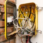 Problem z luźnymi połączeniami w skrzynce przyłączeniowej – dokręcanie zacisków i wymiana uszkodzonych elementów