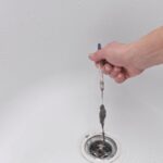 Problem z niedrożnym odpływem w brodziku akrylowym – mechaniczne udrażnianie bez uszkodzenia powierzchni