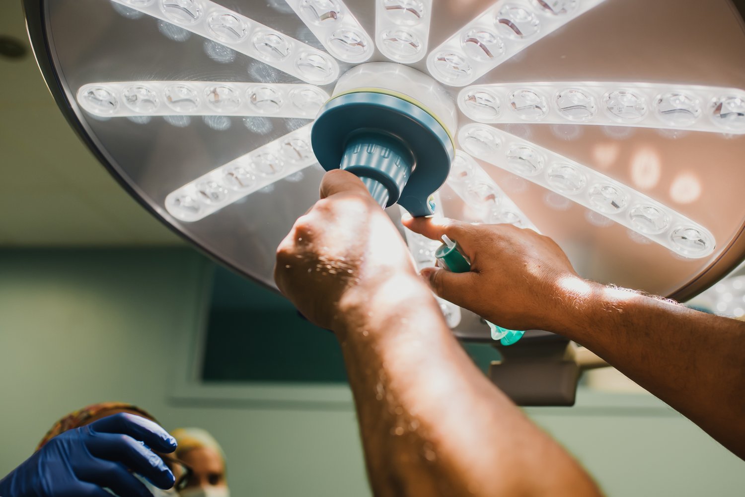 Problem z niedziałającą diodą LED w oprawie sufitowej – wymiana modułu i sprawdzenie zasilania