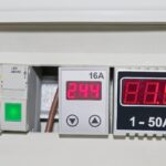 Problem z niedziałającym wyświetlaczem w mierniku energii – sprawdzenie zasilania i reset urządzenia