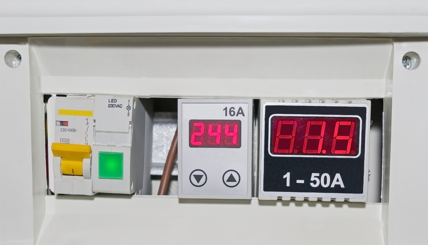 Problem z niedziałającym wyświetlaczem w mierniku energii – sprawdzenie zasilania i reset urządzenia