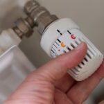 Problem z nierówną temperaturą wody w baterii termostatycznej – regulacja zaworu i wymiana wkładu termostatycznego