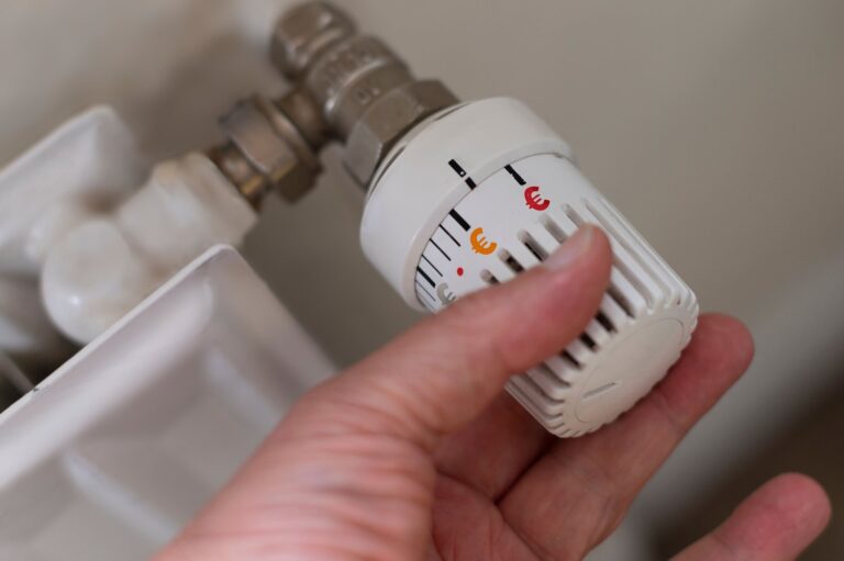 Problem z nierówną temperaturą wody w baterii termostatycznej – regulacja zaworu i wymiana wkładu termostatycznego