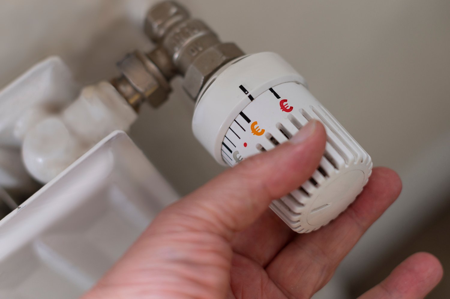 Problem z nierówną temperaturą wody w baterii termostatycznej – regulacja zaworu i wymiana wkładu termostatycznego