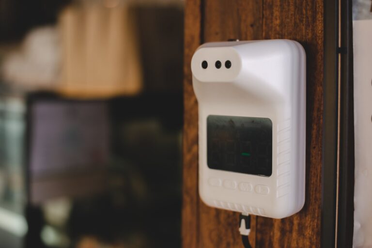 Problem z niesprawnymi czujnikami w domowym systemie alarmowym – kalibracja i wymiana baterii