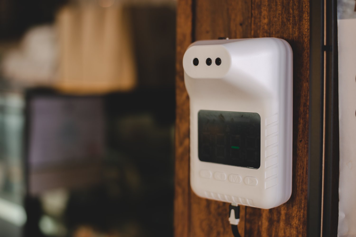 Problem z niesprawnymi czujnikami w domowym systemie alarmowym – kalibracja i wymiana baterii