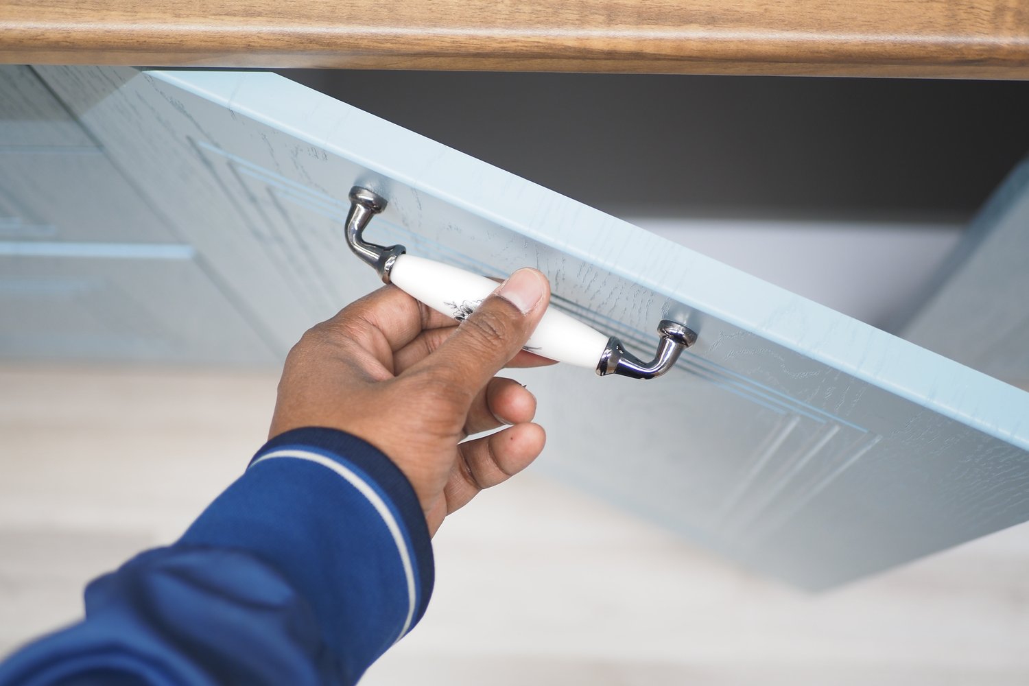 Problem z niesprawnymi kółkami w szufladzie kuchennej – wymiana prowadnic i regulacja