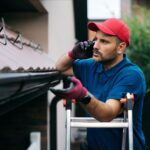 Problem z przeciekającą rynną przy połączeniu z rurą spustową – uszczelnianie i wzmacnianie złączy