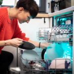 Problem z przeciekającym wężem podłączeniowym do zmywarki – sprawdzenie uszczelek i wymiana