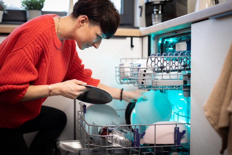 Problem z przeciekającym wężem podłączeniowym do zmywarki – sprawdzenie uszczelek i wymiana