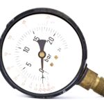 Problem z przeciekającym złączem przy manometrze – sprawdzenie gwintów i wymiana uszczelek