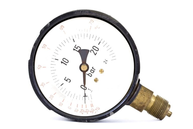 Problem z przeciekającym złączem przy manometrze – sprawdzenie gwintów i wymiana uszczelek