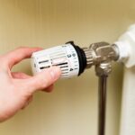 Problem z zablokowanym kranem stopowym przy grzejniku – odblokowanie mechanizmu i smarowanie