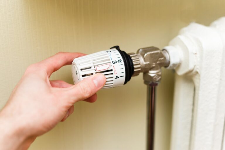 Problem z zablokowanym kranem stopowym przy grzejniku – odblokowanie mechanizmu i smarowanie