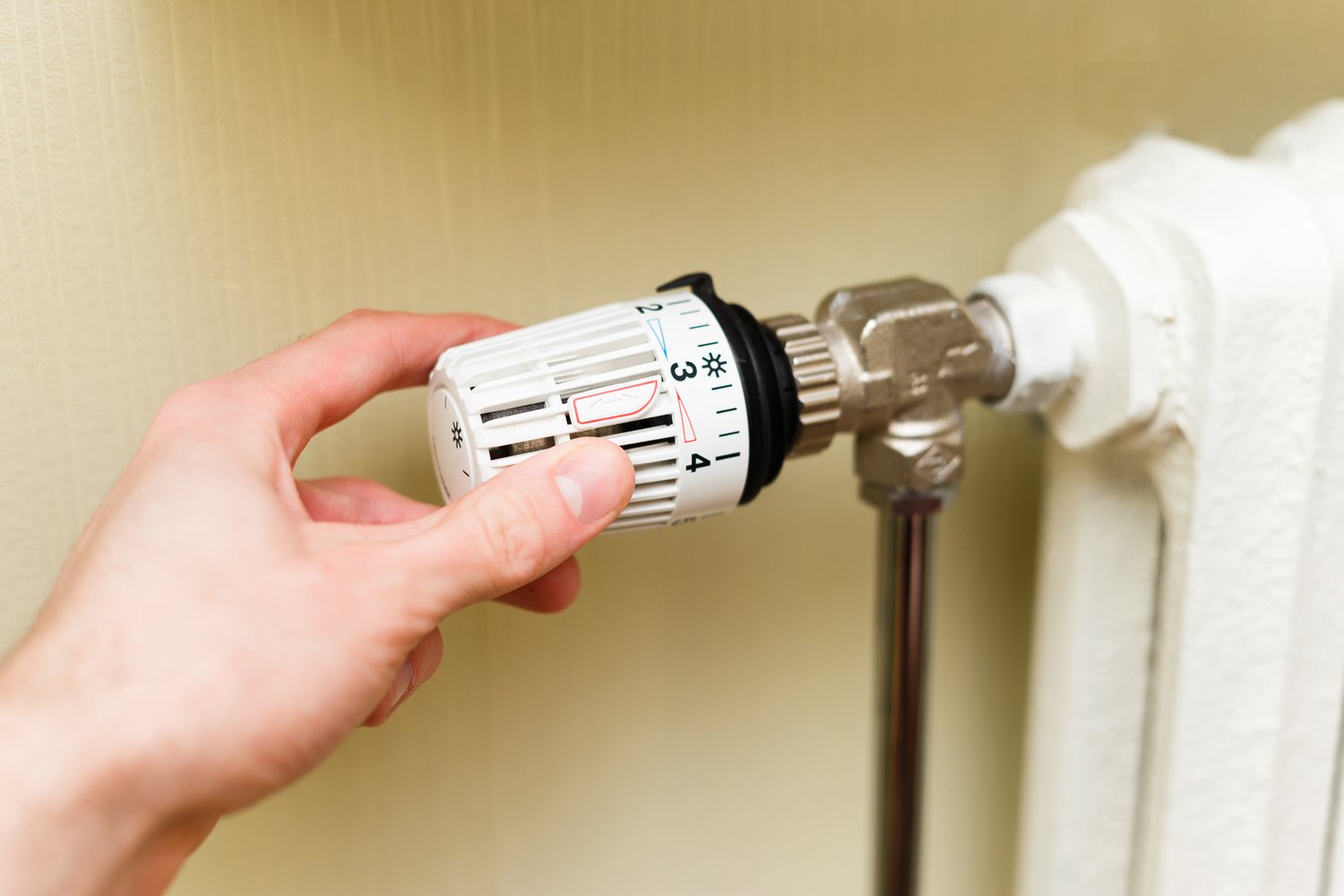 Problem z zablokowanym kranem stopowym przy grzejniku – odblokowanie mechanizmu i smarowanie