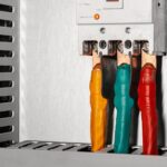 Problem z zablokowanym przełącznikiem w rozdzielnicy domowej – sprawdzenie obciążenia i reset