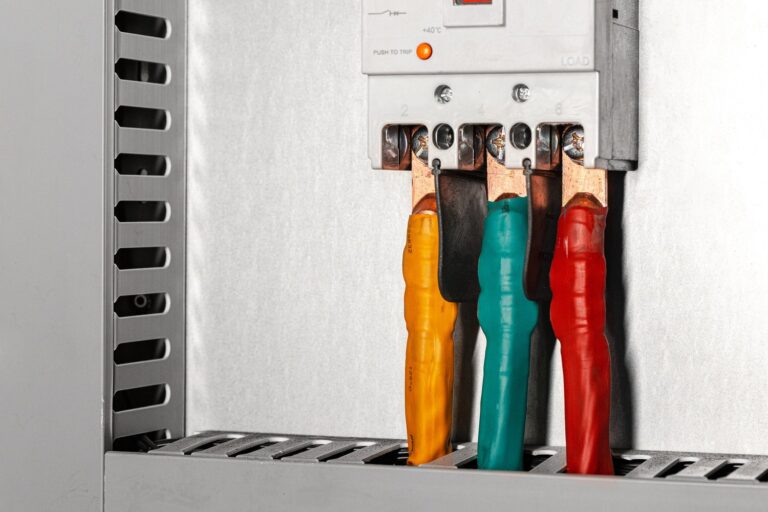 Problem z zablokowanym przełącznikiem w rozdzielnicy domowej – sprawdzenie obciążenia i reset