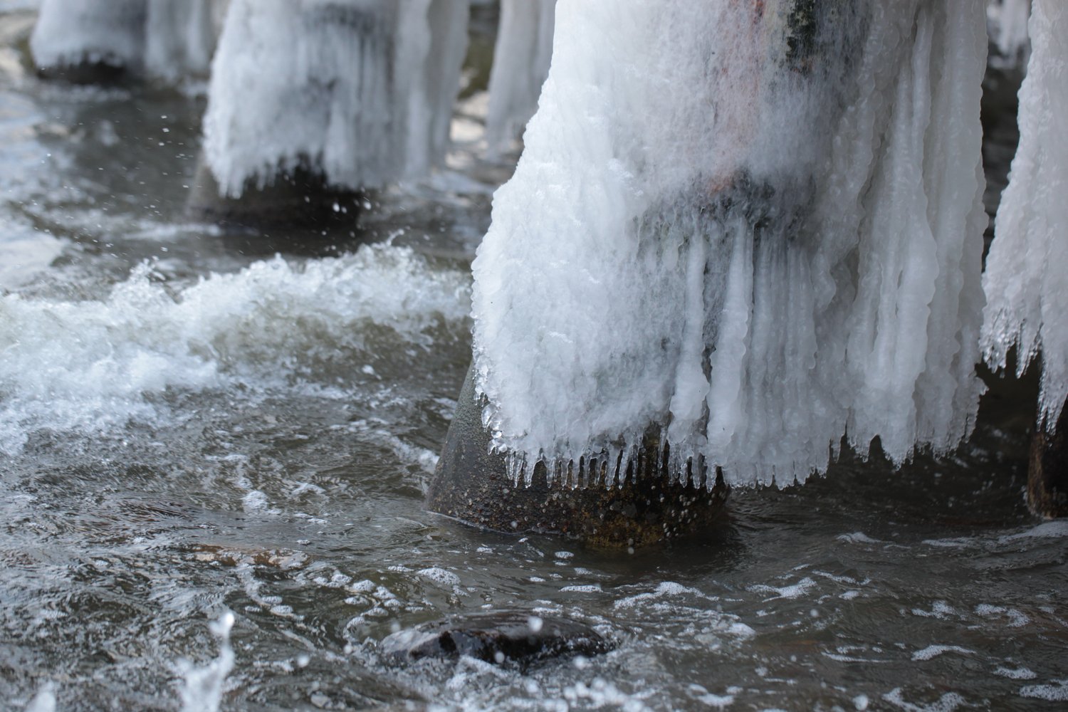 Problem z zamarzającymi rurami w nieogrzewanej piwnicy – izolacja termiczna i zabezpieczenie przed mrozem
