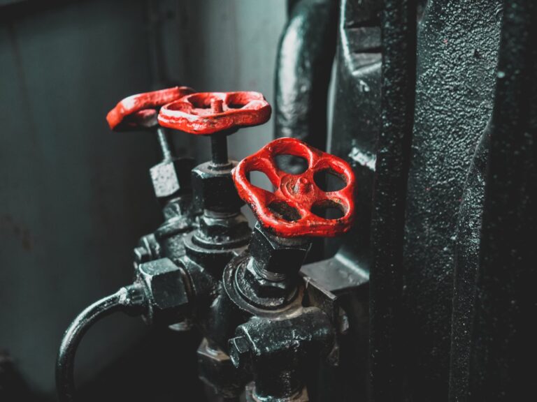 Jak prawidłowo dobrać łączniki żeliwne do instalacji wodociągowych