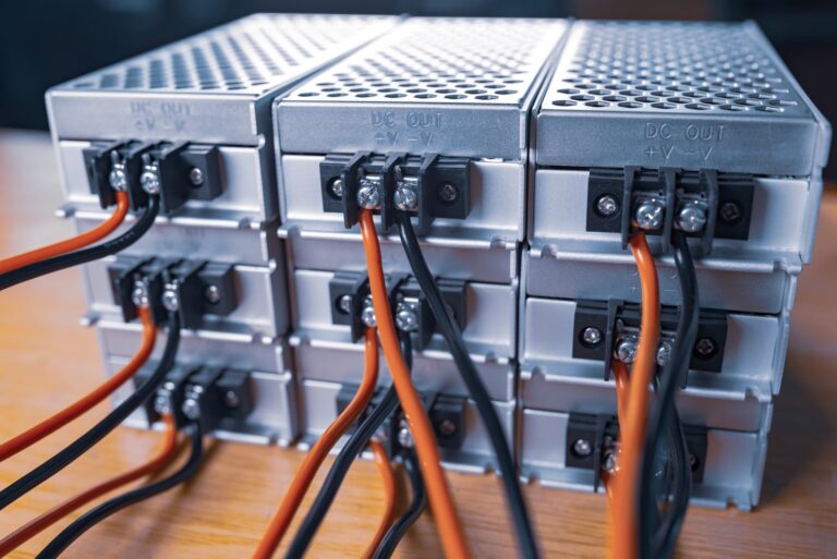 Jak wybrać odpowiednie przetwornice i zasilacze dla przemysłu