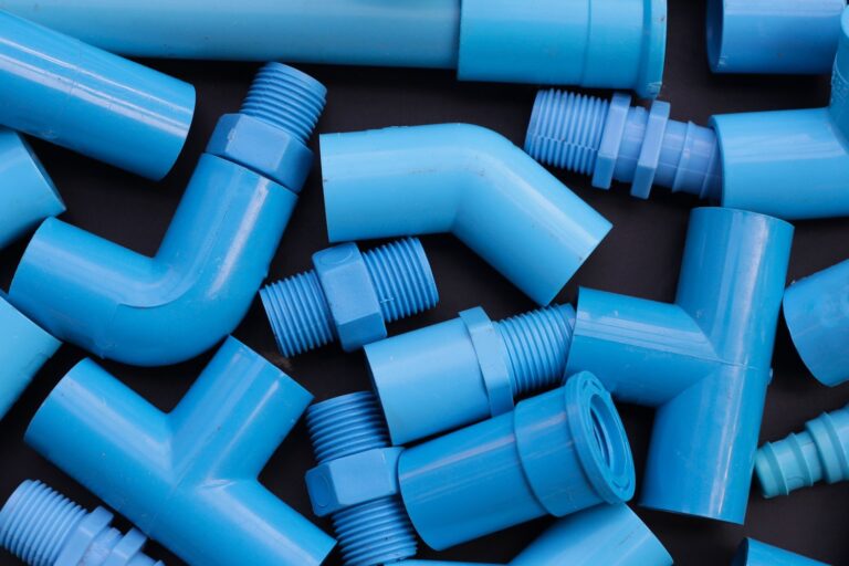 Jak wybrać odpowiednie rury PVC klejone do instalacji sanitarnych w budynkach
