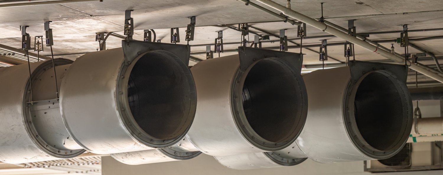 Problem z hałasem w przewodach wentylacyjnych – dodanie tłumików dźwięku i uszczelnienie połączeń