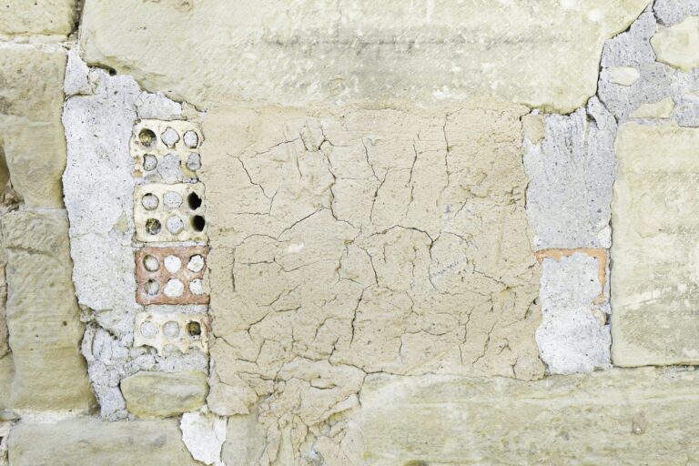 Problem z luźnymi śrubami mocującymi umywalkę wisząca – wzmocnienie mocowania i wymiana kołków rozporowych