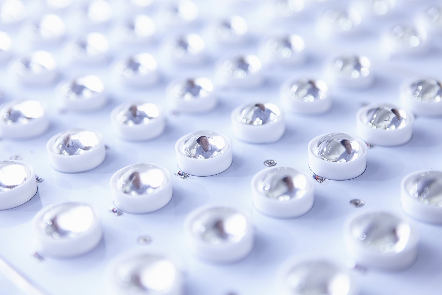 Problem z niedziałającą lampką sygnalizacyjną w ładowarce – wymiana diody LED i sprawdzenie obwodu zasilającego