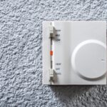 Problem z niedziałającym wyświetlaczem w regulatorze pokojowym – wymiana wyświetlacza i sprawdzenie zasilania