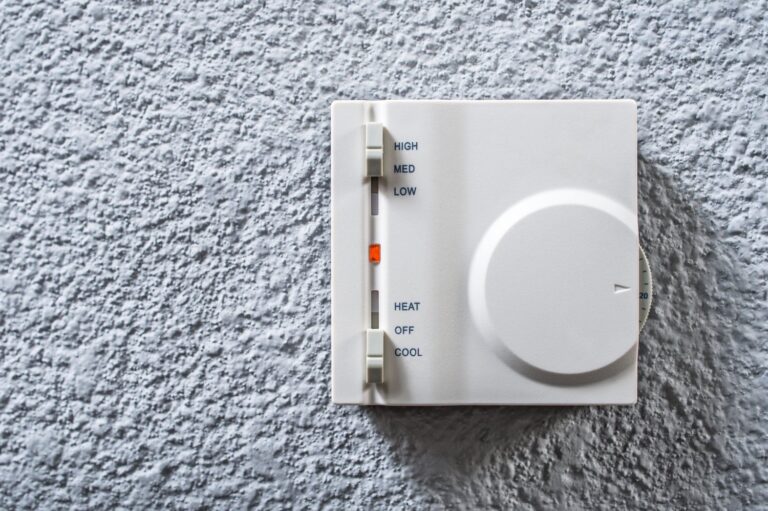 Problem z niedziałającym wyświetlaczem w regulatorze pokojowym – wymiana wyświetlacza i sprawdzenie zasilania