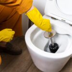 Problem z przeciekającą mufa elastyczną przy toalecie – właściwa instalacja i uszczelnienie połączenia