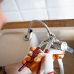 Problem z przeciekającym syfonem butelkowym pod umywalką – wymiana uszczelek i sprawdzenie dokręcenia elementów