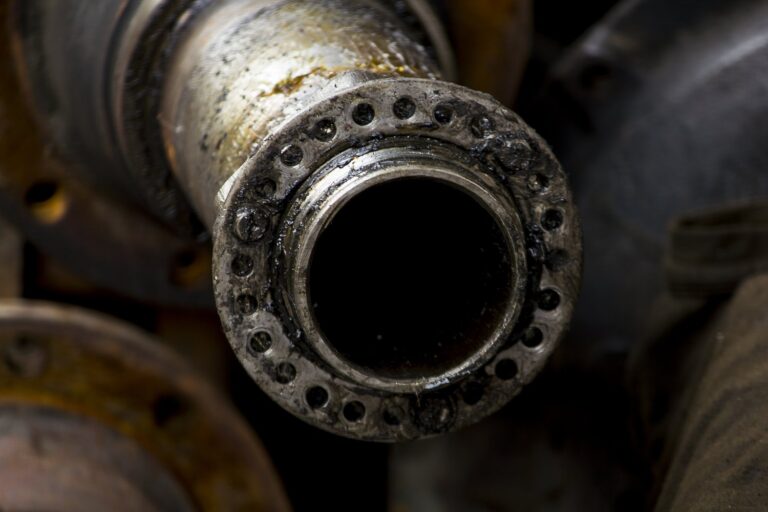 Problem z przeciekającym złączem kołnierzowym w rurociągu – wymiana uszczelek i sprawdzenie dokręcenia śrub