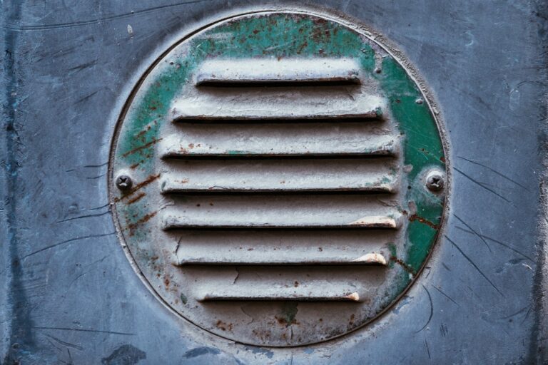 Problem z zablokowaną klapką zwrotną w kanale wentylacyjnym – smarowanie zawiasów i regulacja sprężyny